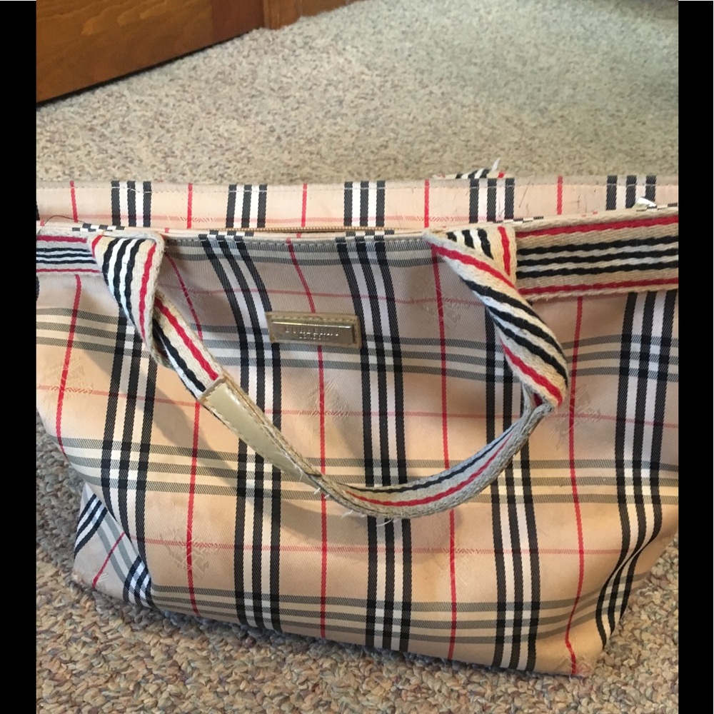 🌺Burberry tote not authentic